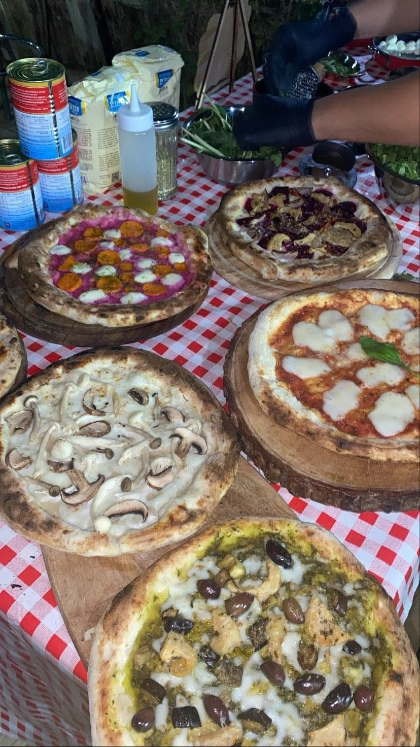 שולחן פיצות מבית סוד הפיצה