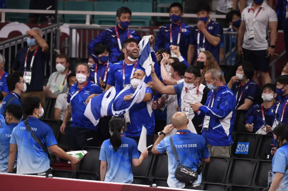 חברי המשלחת הישראלית מעודדים מהיציאה