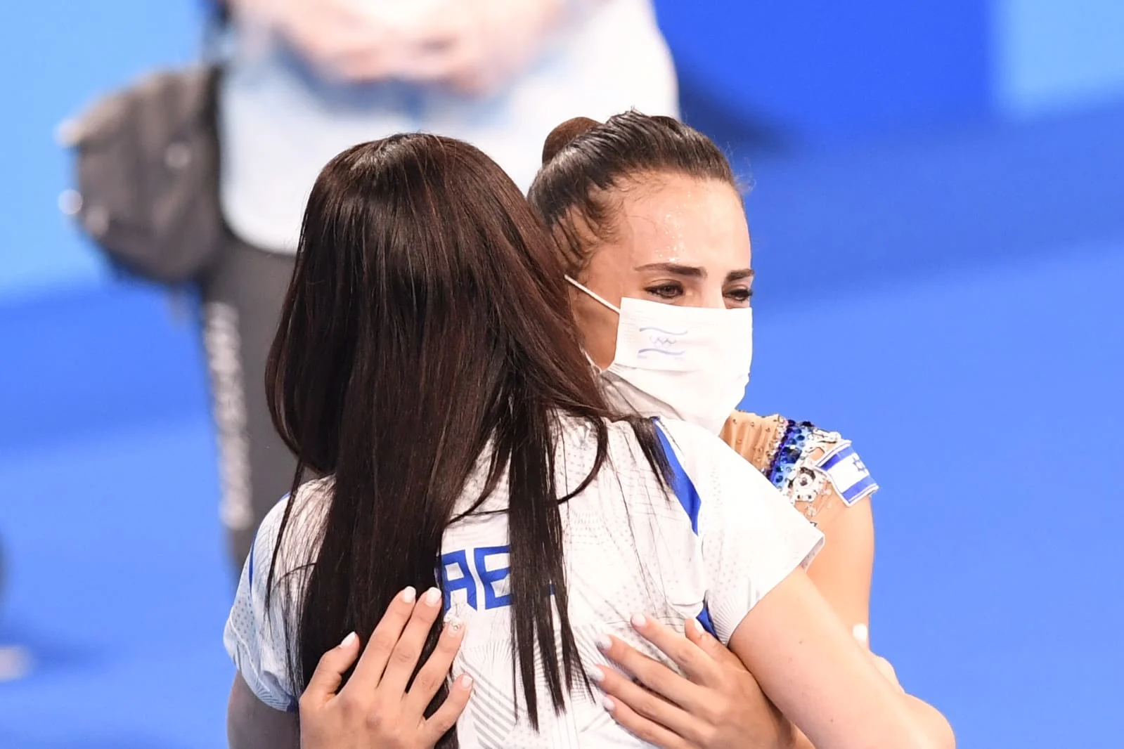 אשרם מתרגשת יחד עם המאמנת שלה איילת זוסמן