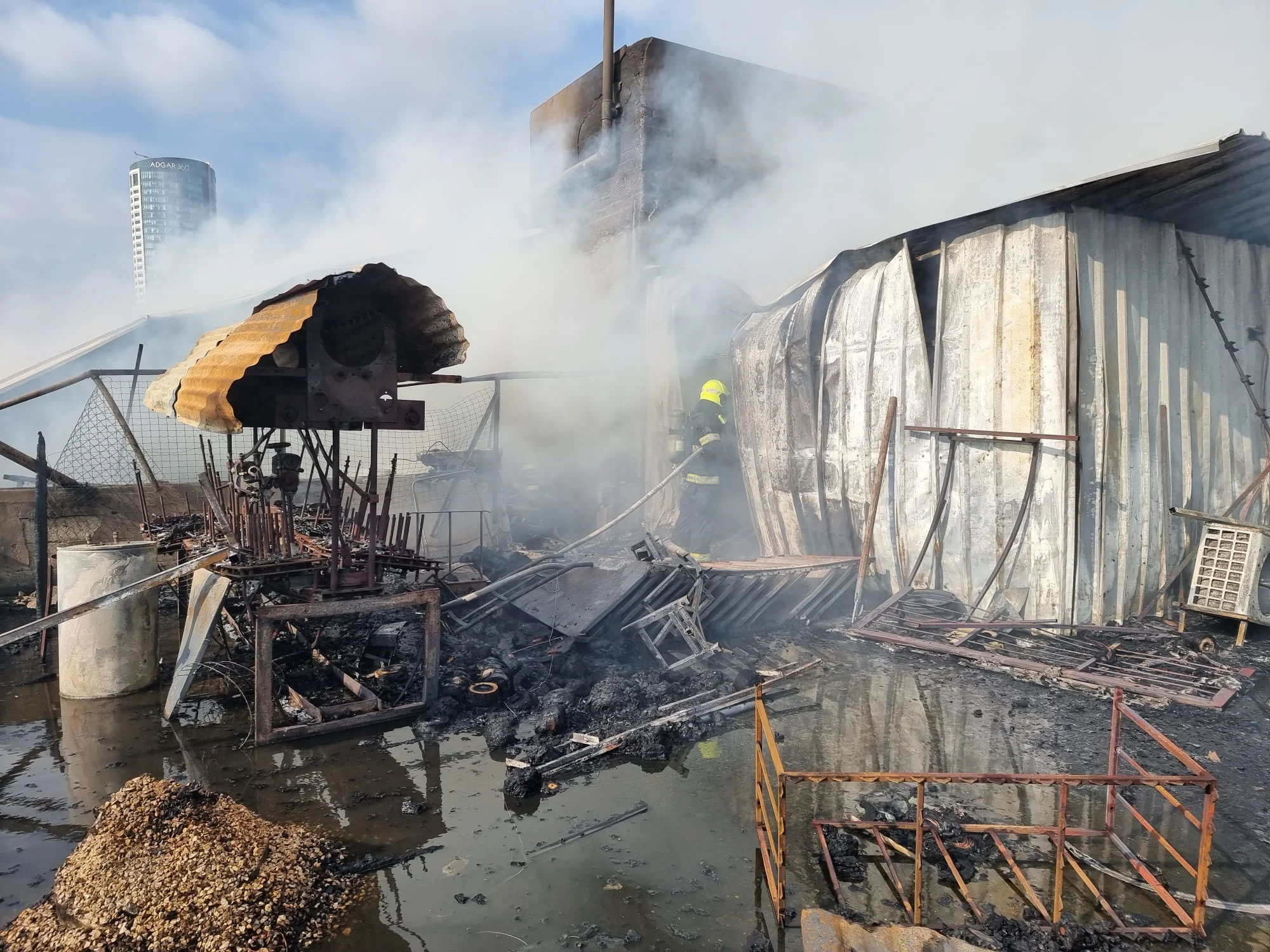 שריפה על גג בניין משרדים בתל אביב