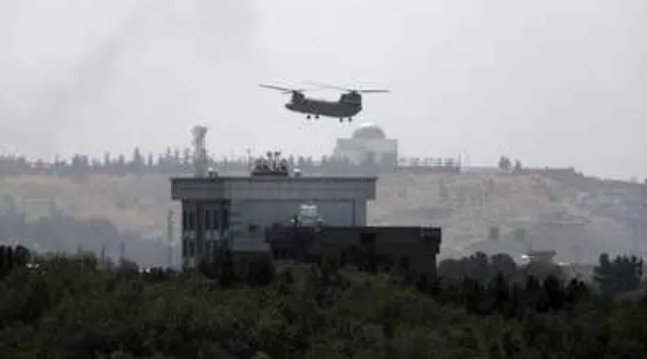 מסוק אמריקני מפנה את עובדי השגרירות בקאבול