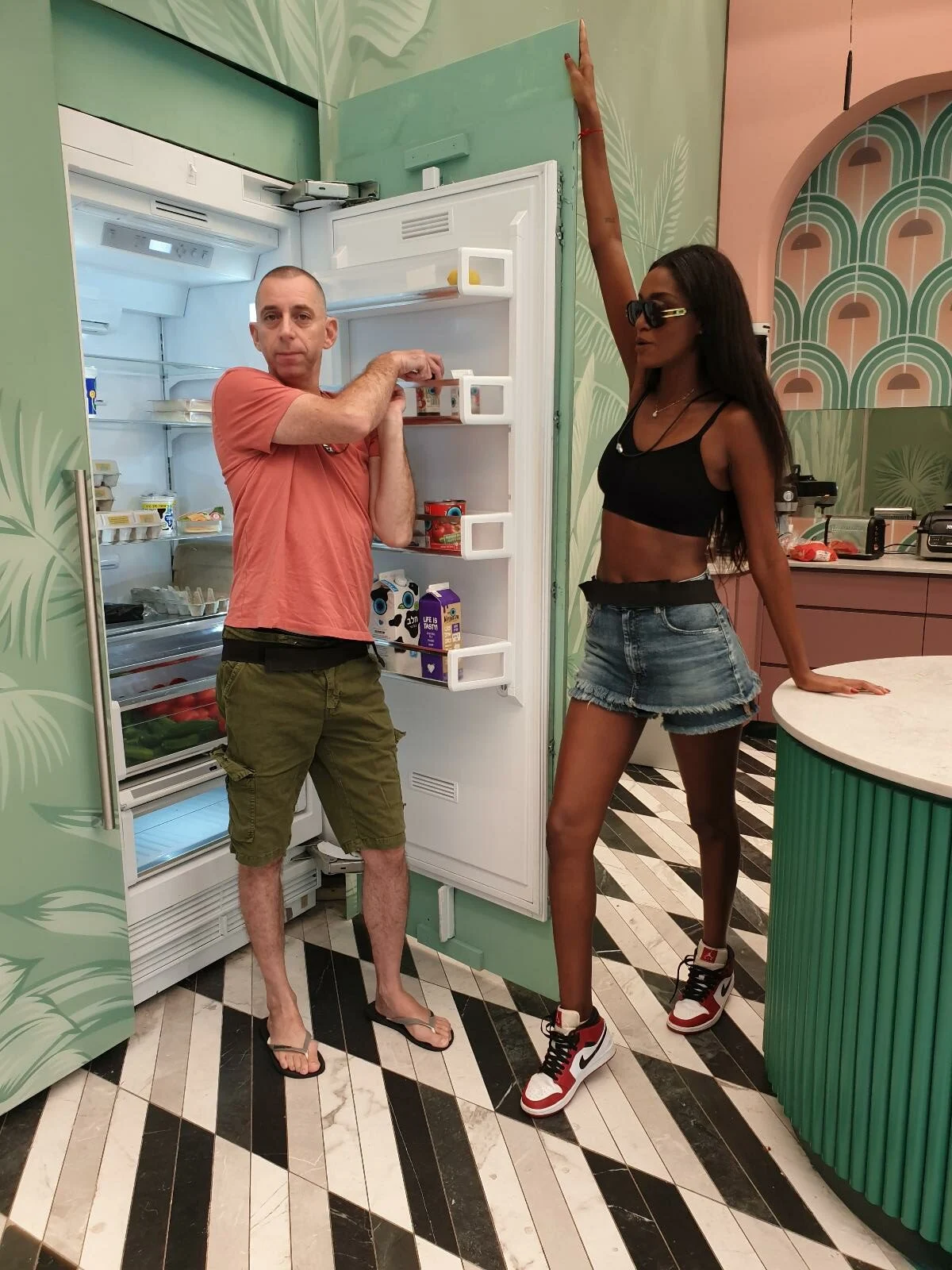 טיטי ותמיר ליד המקרר