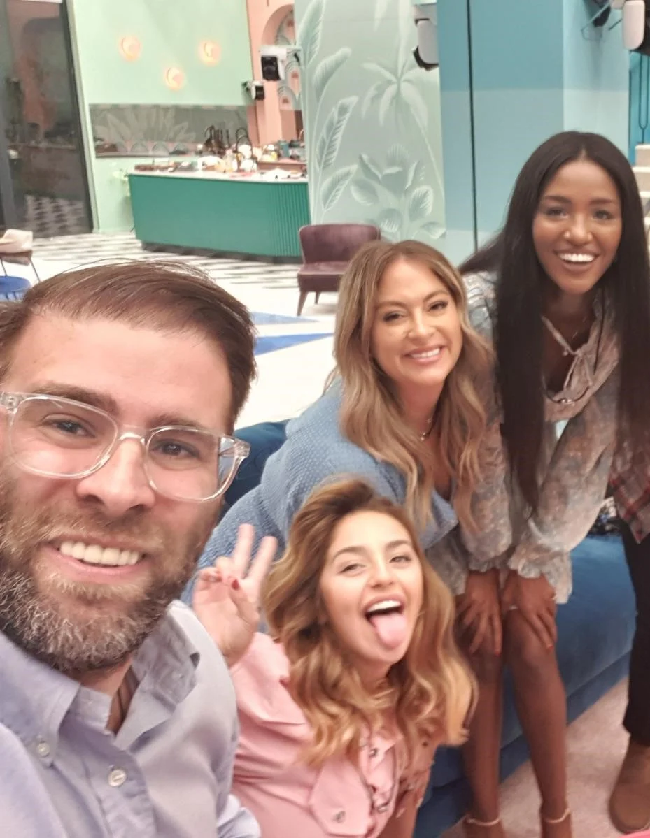 הדיירים עושים סלפי בבית האח