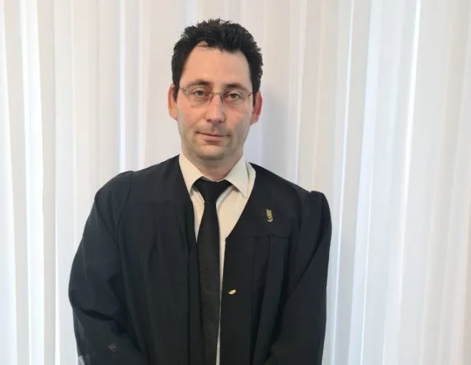 עו''ד עמנואל טראץ' שמייצג את הנער