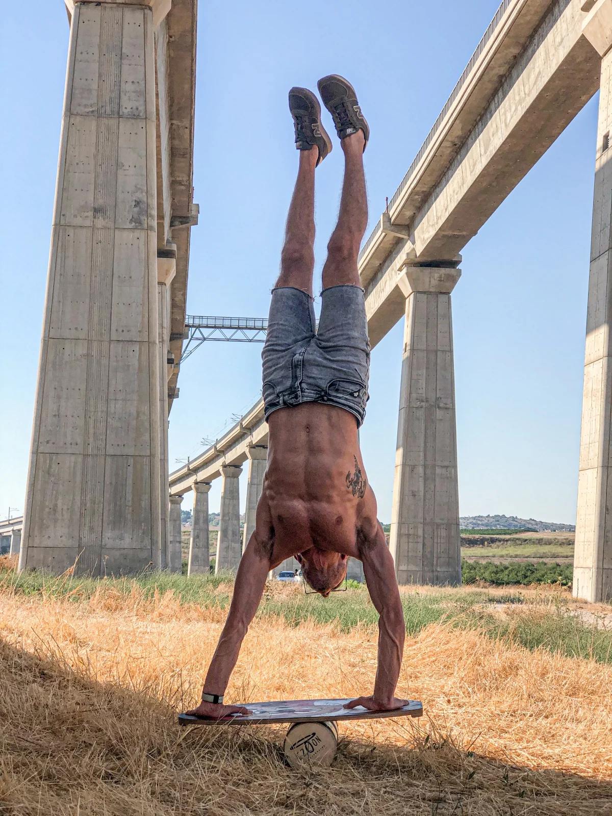 חן אולשבר עושה עמידת ידיים