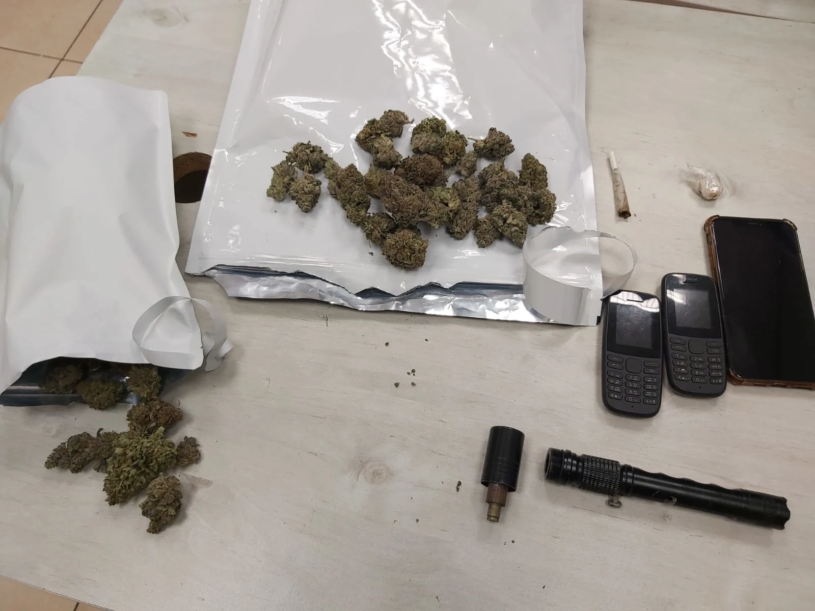 פריטים שנמצאו אצל החשודים