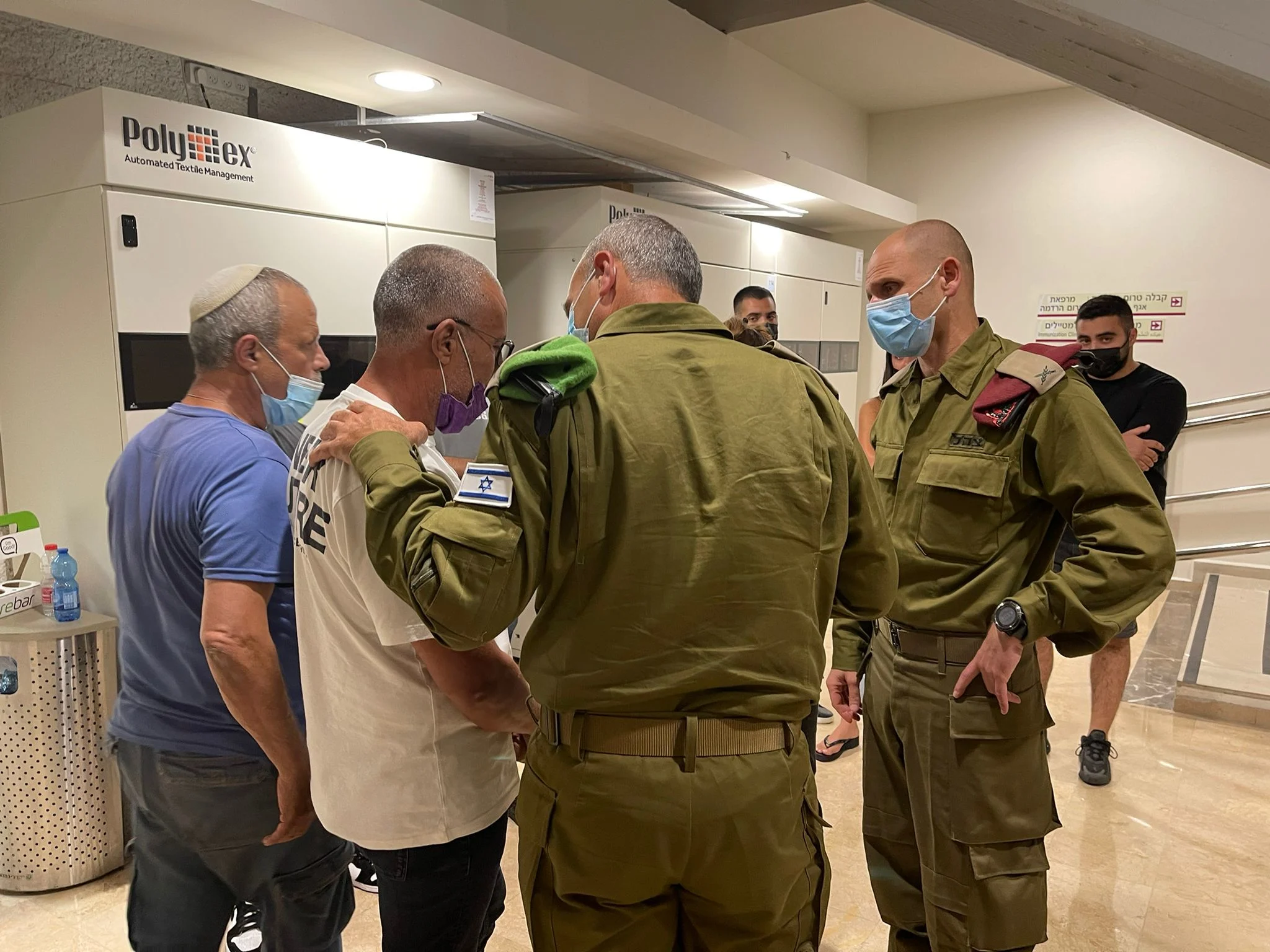 מפקד אוגדת איו''ש יניב אלאלוף עם הורי הפצועים