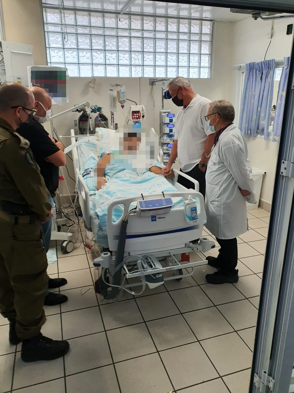 שר הביטחון בני גנץ בביקור החייל הפצוע