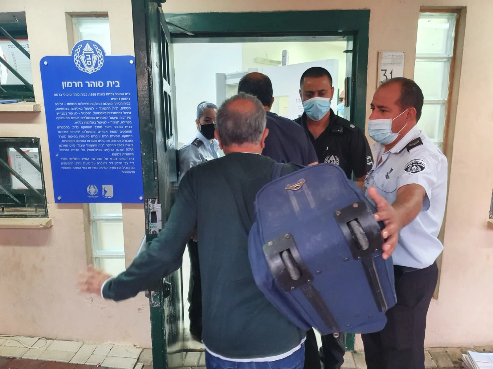 משה איבגי מגיע לכלא חרמון