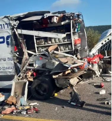 תאונה בין רכב פרטי לאוטובוס בכביש בצפון