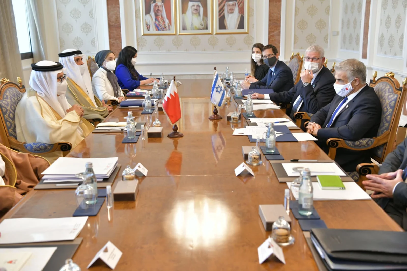 לפיד והמשלחת הישראלית עם בכירים בבחריין