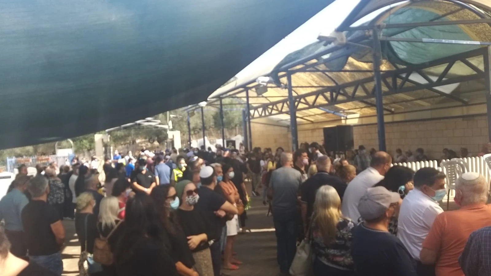 בית העלמין במעלות-תרשיחא לפני תחילת ההלוויה