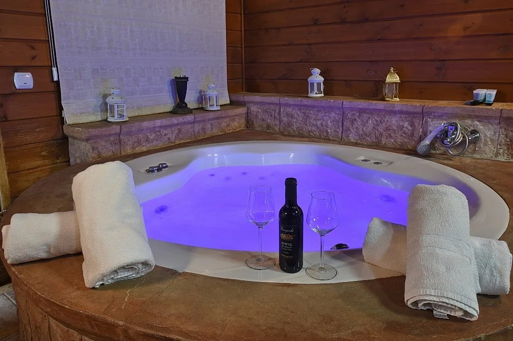 ג'קוזי לאוהבים אצל אביה