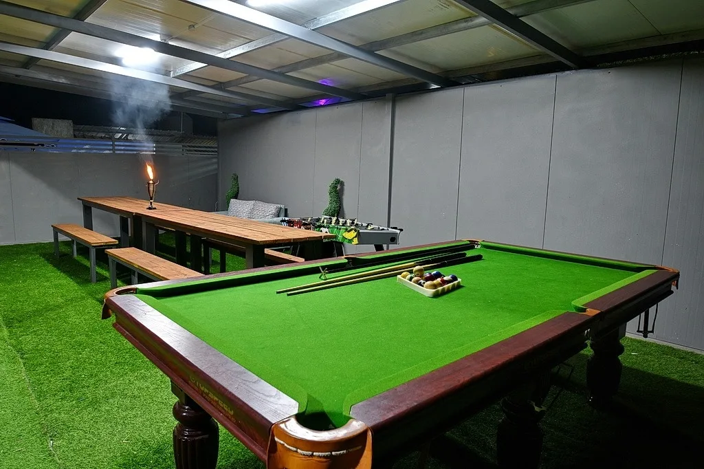 שולחן סנוקר אצל אביה