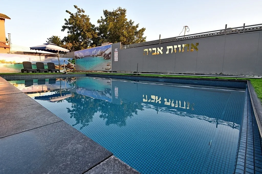 בריכה בחדר אצל אביה