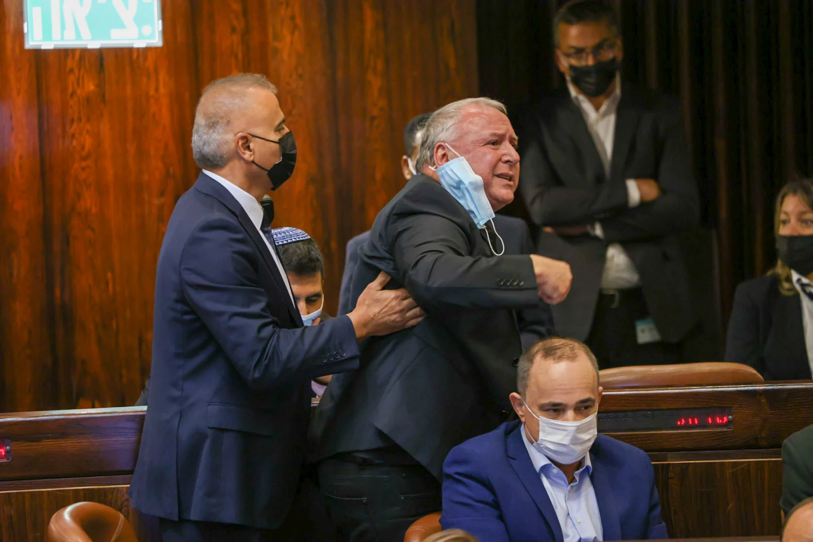 דודי אמסלם מוצא מהמליאה