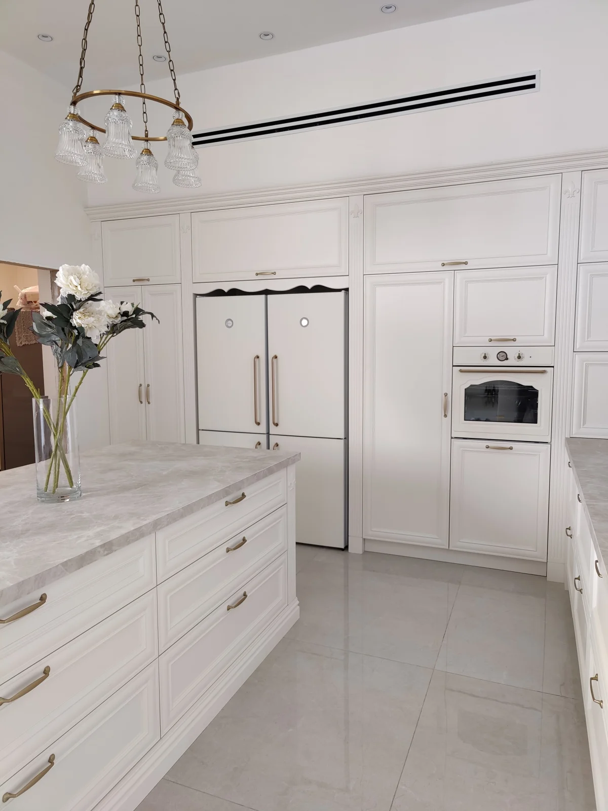 מקרר בסגנון כפרי קלאסי בשילוב ידיות קלאסיקו סטודיו מודה