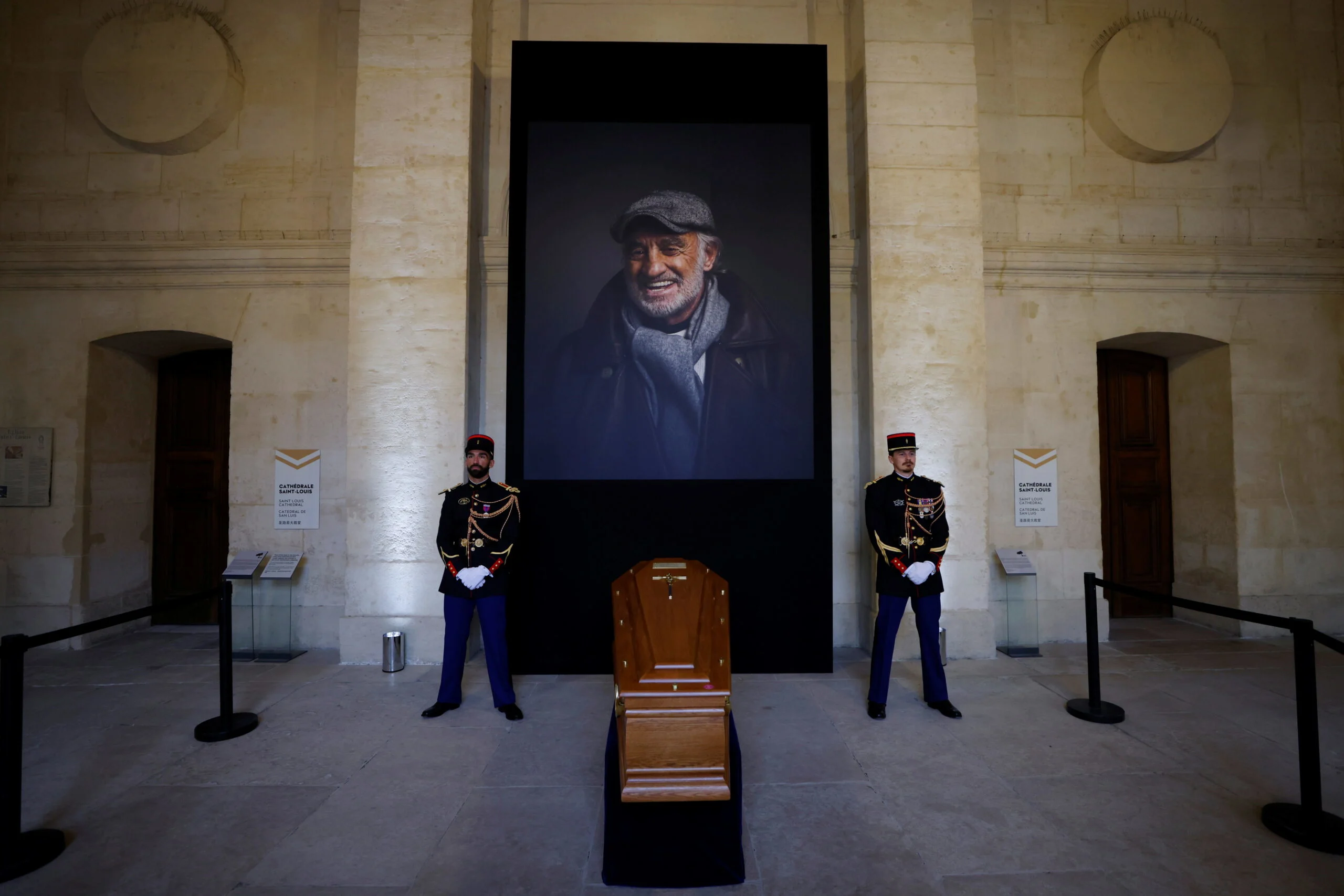 ארונו של ז'אן פול בלמונדו בפריז