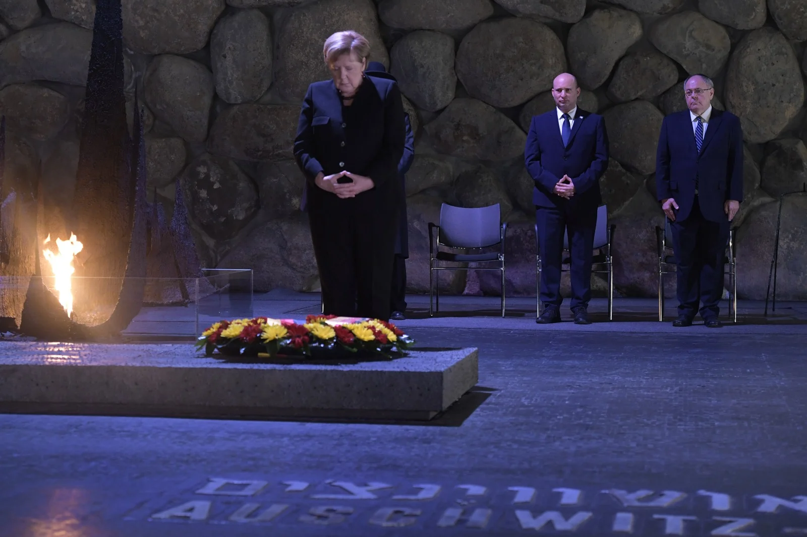 אנגלה מרקל ונפתלי בנט במרכז יד ושם