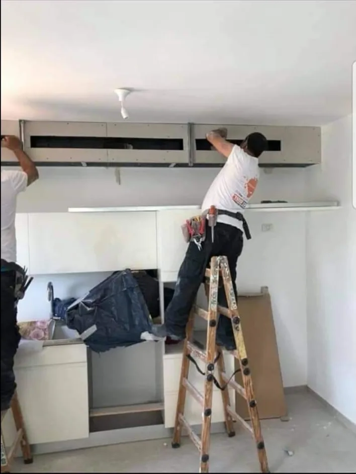 איתי שמש מטפל במזגן