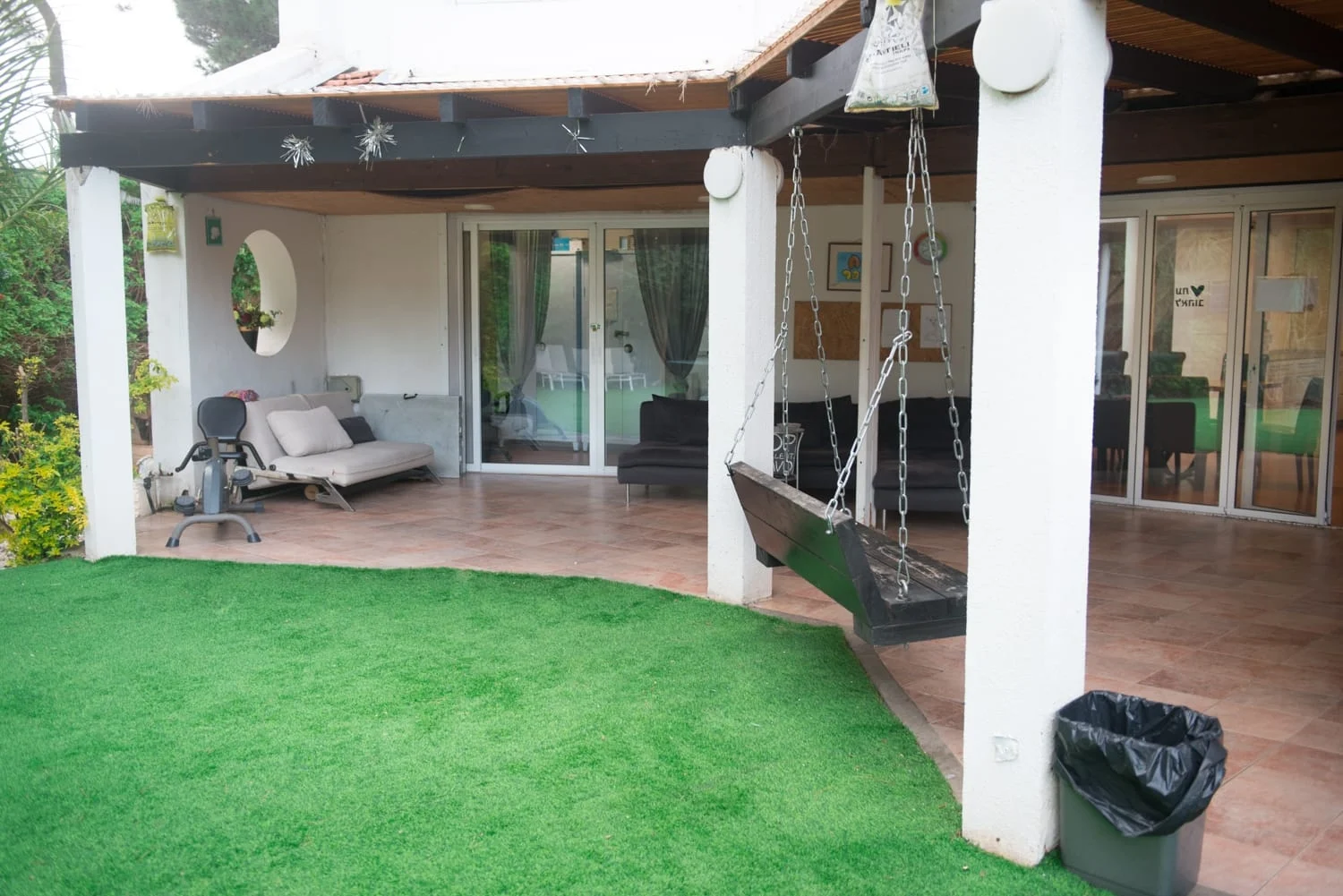 החצר במרכז הגמילה ברוח בכפר