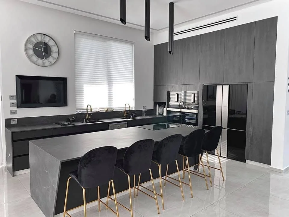 מטבח שחור ע''י בלוסטון שיש ומשטחי יוקרה