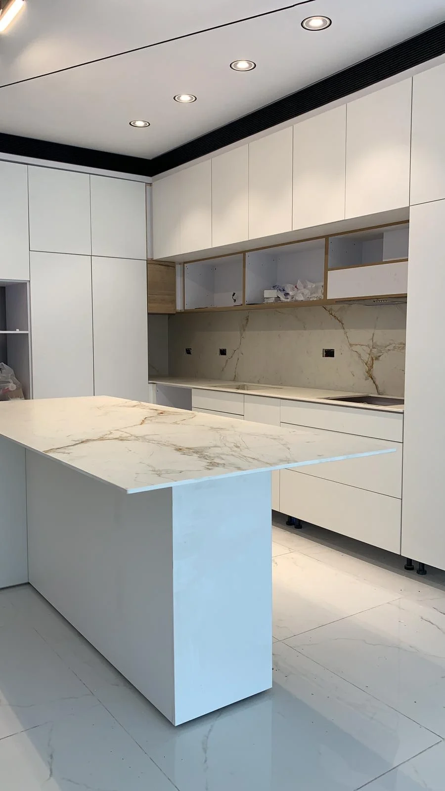 מטבח לבן בלוסטון שיש ומשטחי יוקרה