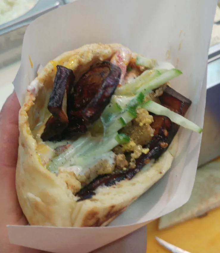 סביח במבית סביח פלאפל בכיכר