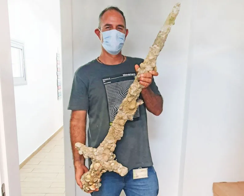 האזרח שלומי קצין שמצא את החרב