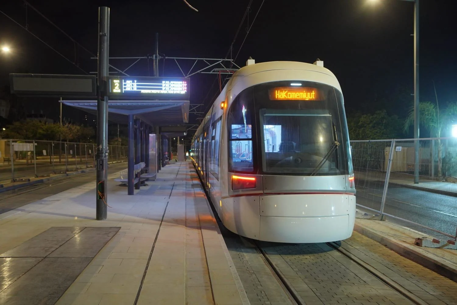 רכבת קלה נוסעת