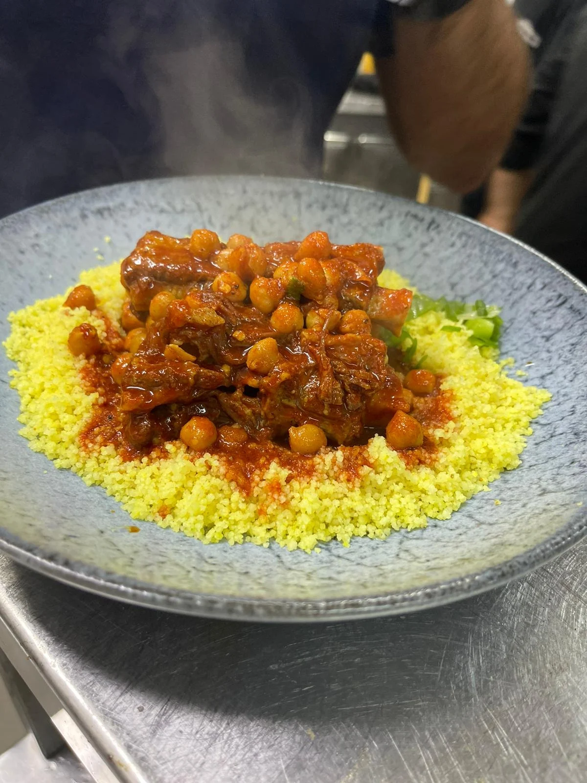 מנת קוסקוס עם בשר במסעדת אנטריקוט