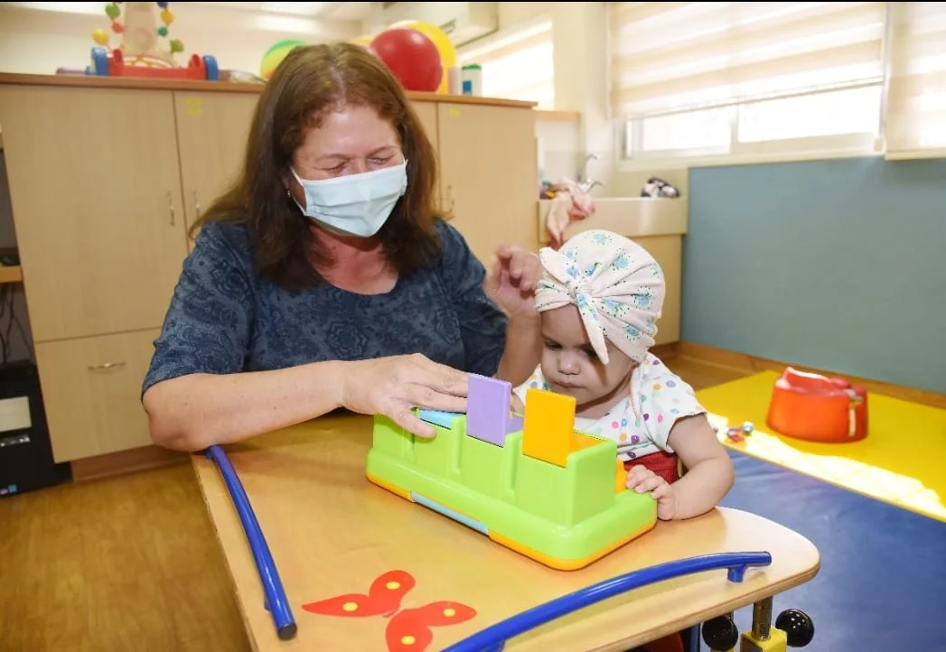 אחת התאומות שהופרדה