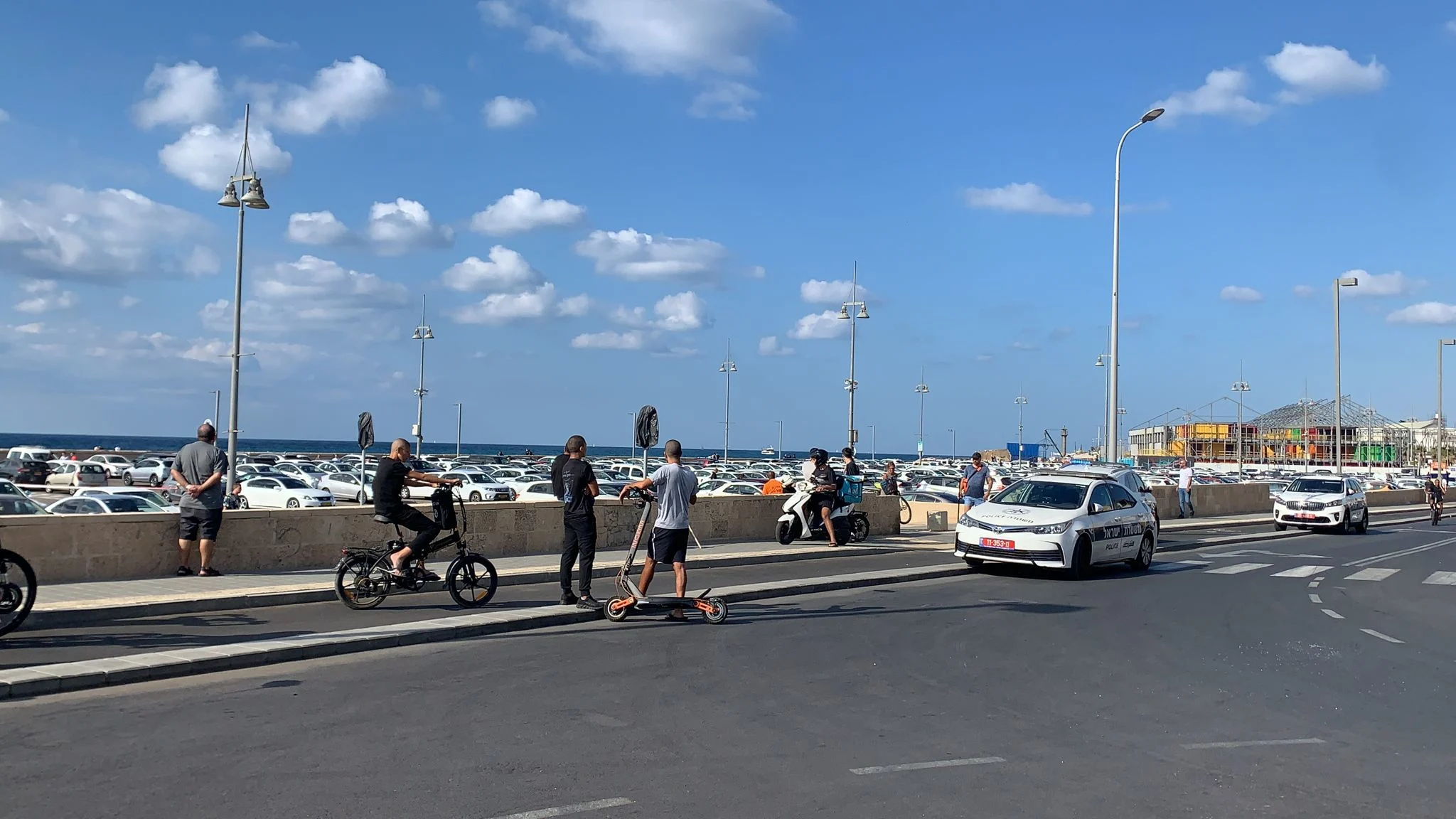 כוחות משטרה בזירת הירי בנמל יפו