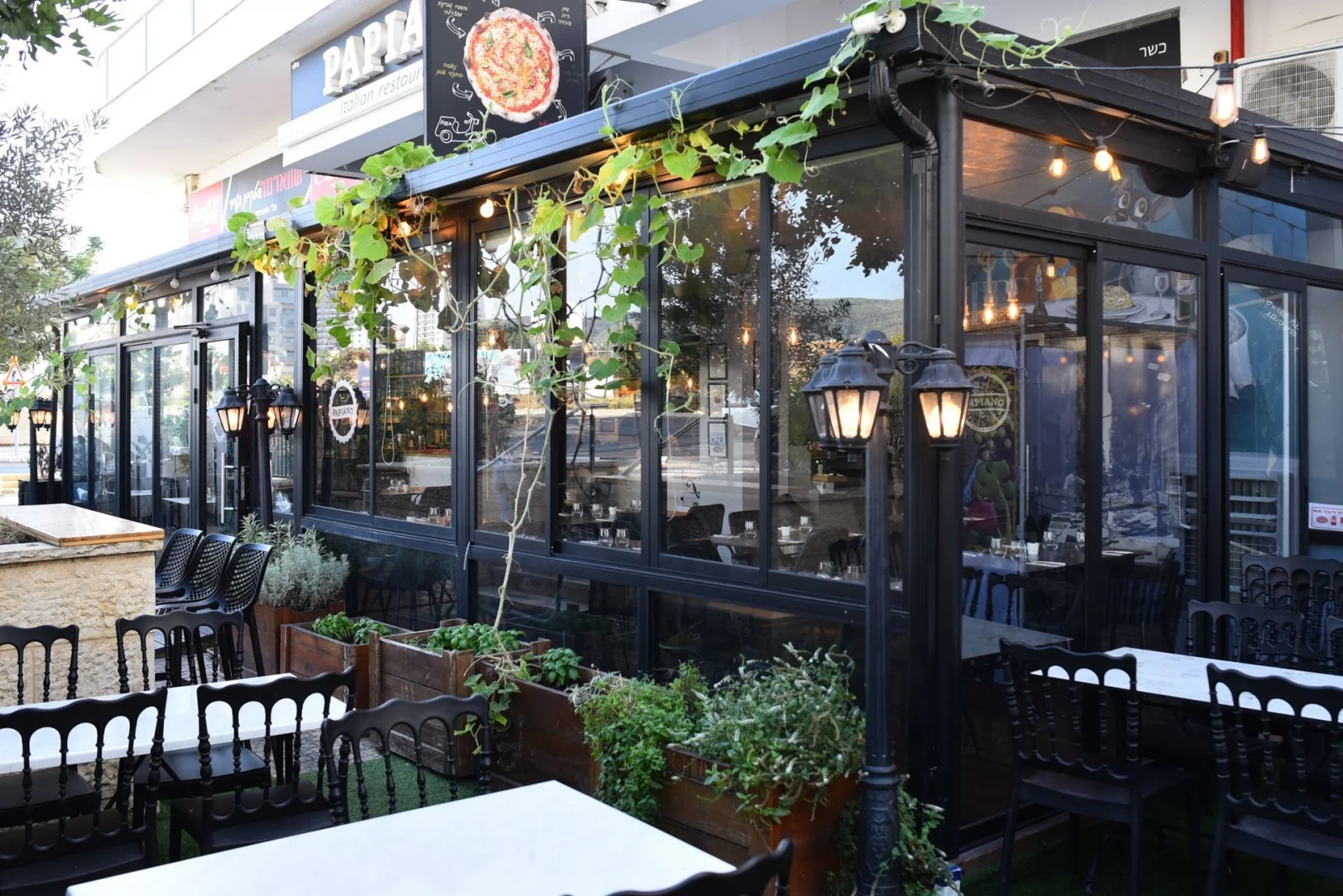הכניסה למסעדה '' פאפיאנו ''