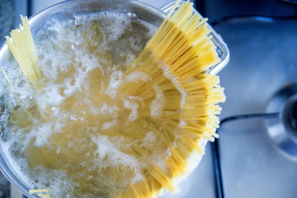 Spaghetti,boiling,in,hot,water,on,the,stove