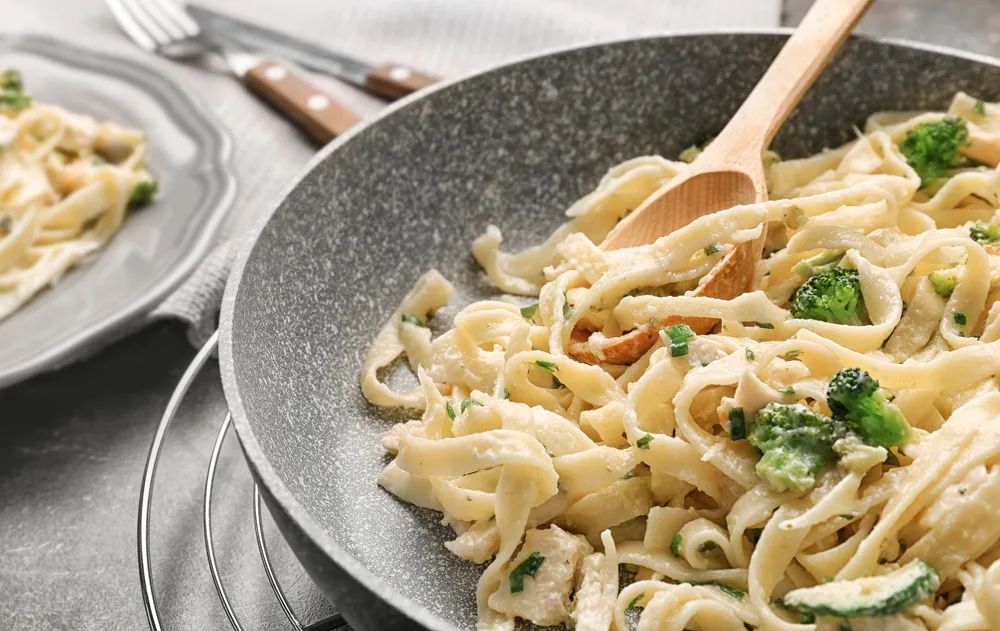 Frying,pan,with,delicious,chicken,alfredo,,closeup
