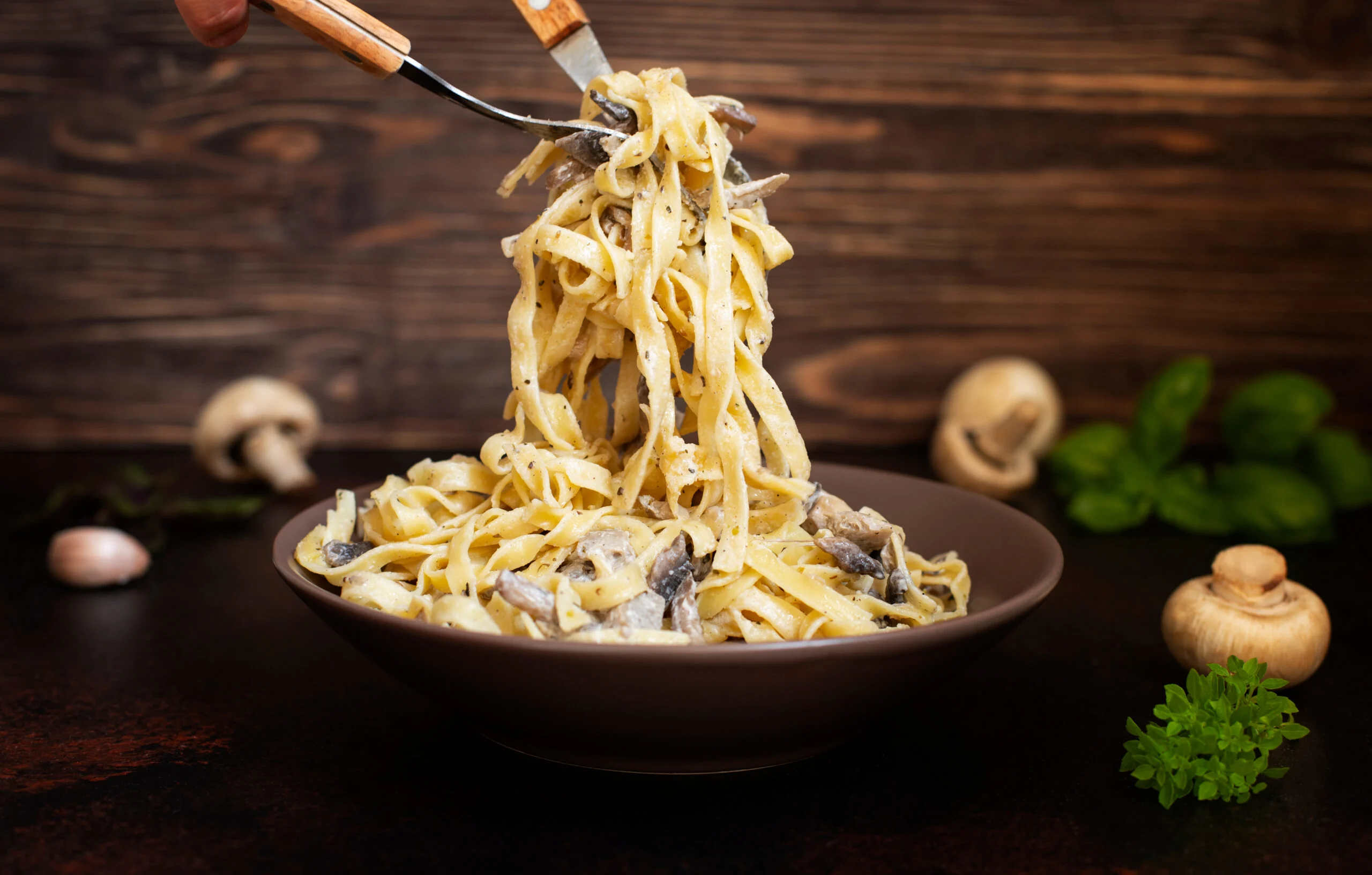 Homemade,italian,fettuccine,pasta,with,mushrooms,and,cream,sauce,(fettuccine