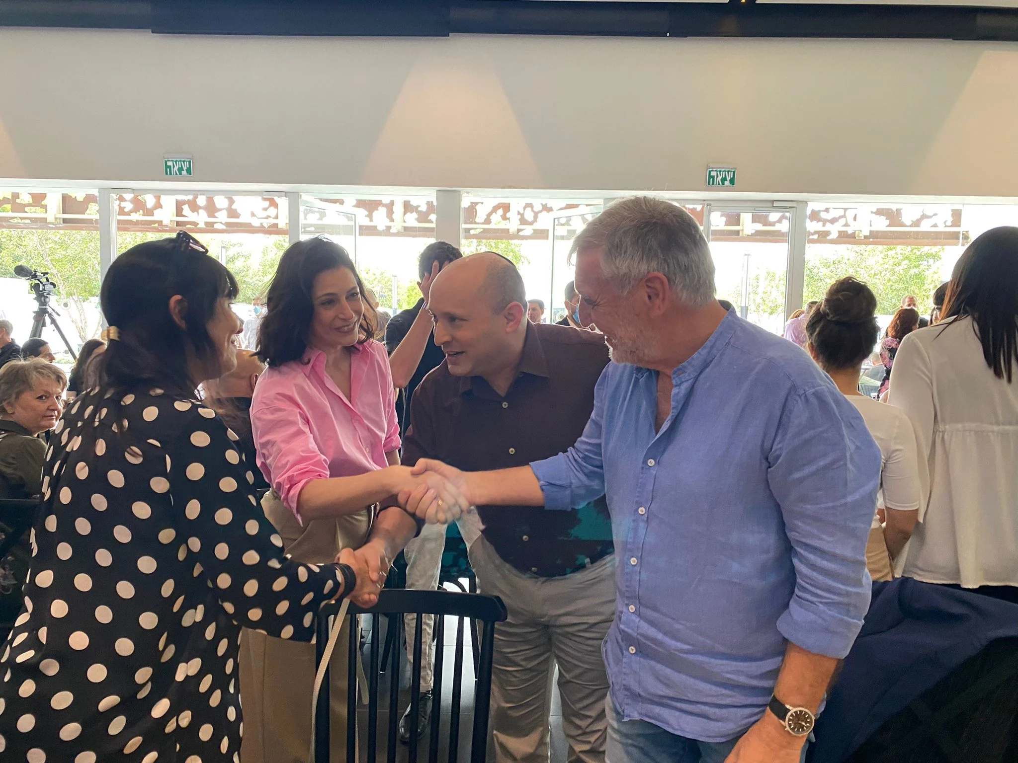 נפתלי בנט ורעייתו גילת עם מאיר כהן באירוע גיבוש הקואליציה