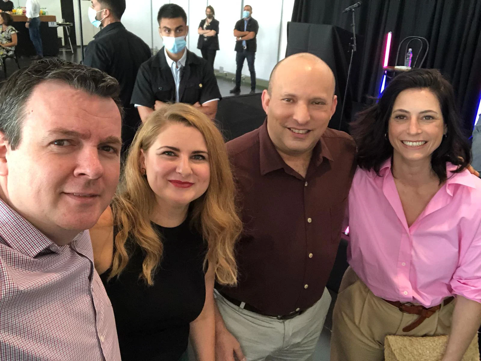 נפתלי בנט ורעייתו עם יבגני סובה ורעייתי באירוע גיבוש הקואליציה