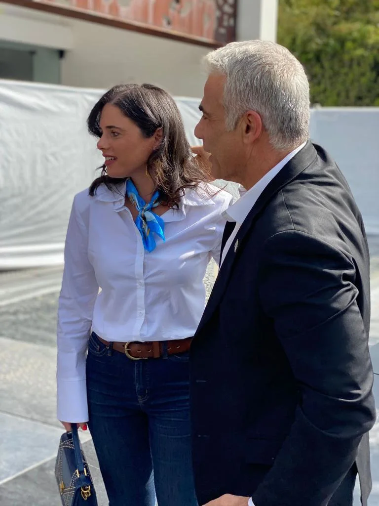 יאיר לפיד ואיילת שקד בכניסה לאירוע גיבוש הקואליציה