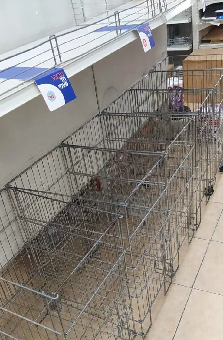 מדפים ריקים מכלים חד פעמיים ברשתות השיווק