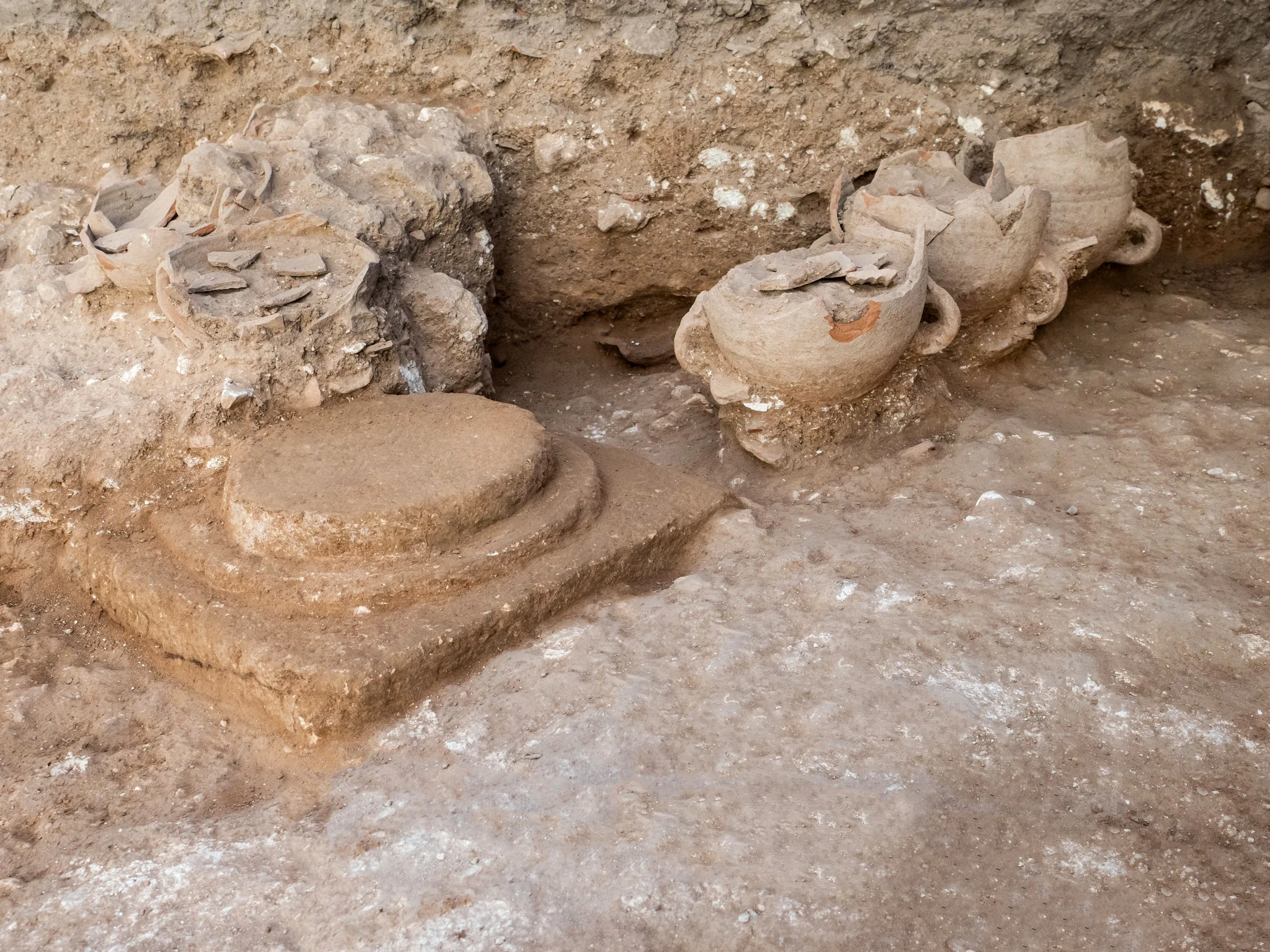 הטבעת נמצאה לא רחוק ממחסן קנקני היין שבתמונה