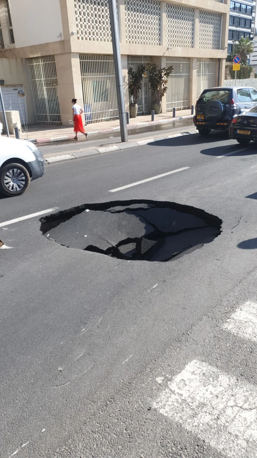 הבולען שנפער בכביש בת''א