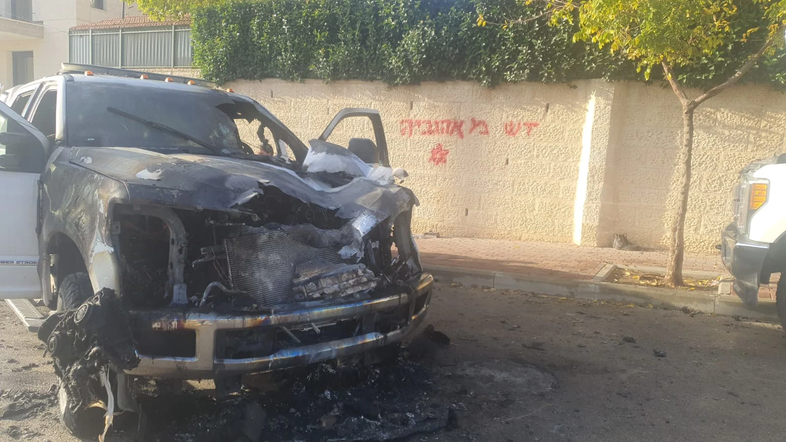 הצתת הרכב המשטרתי בקריית ארבע