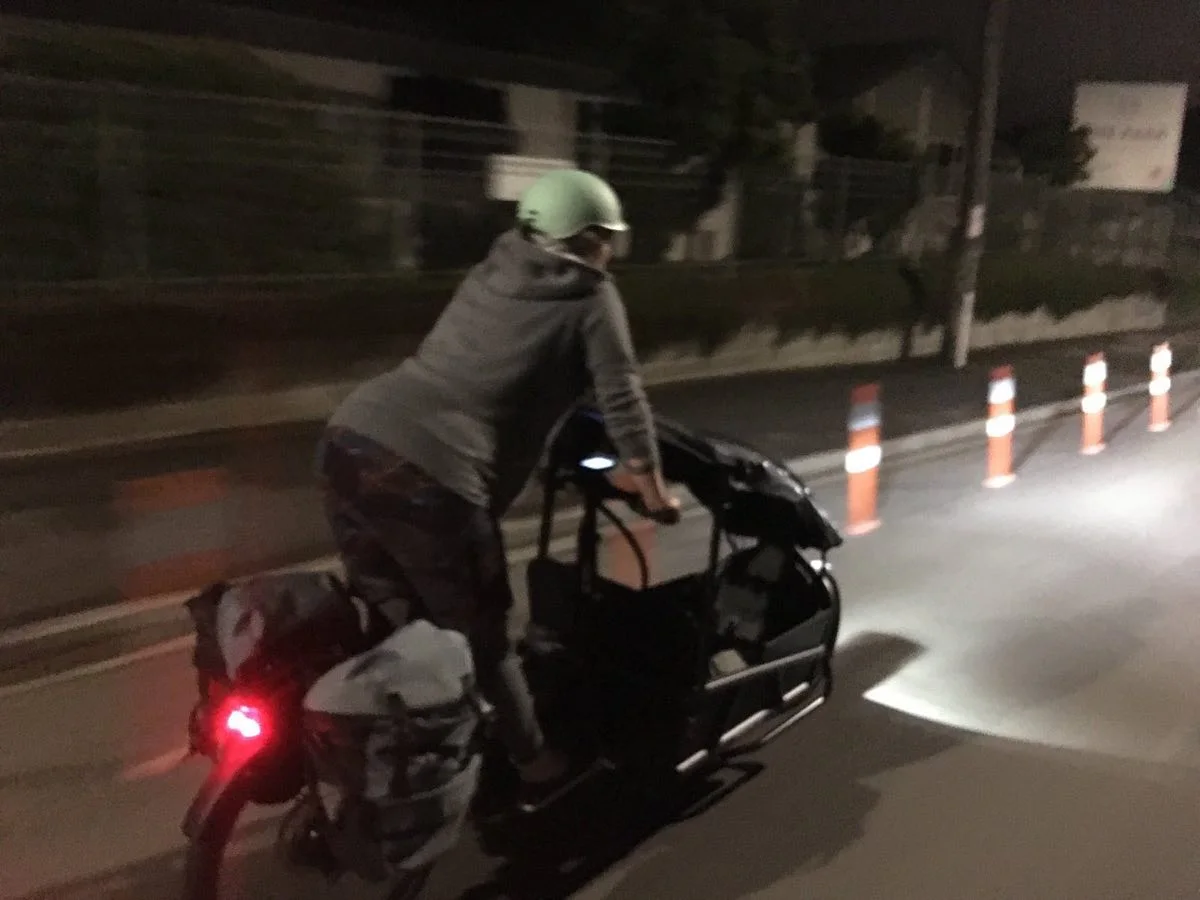 חברת הפרלמנט ג'ולי אן גנטר רוכבת לבית החולים