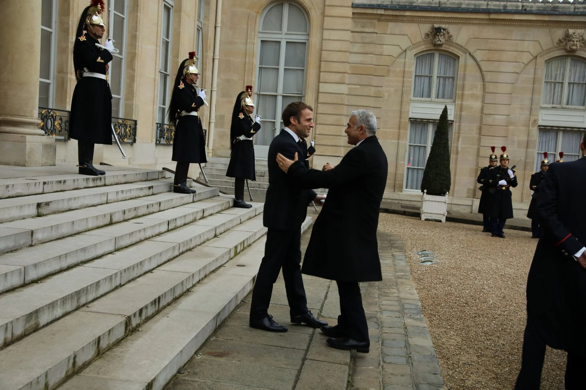 שר החוץ יאיר לפיד ונשיא צרפת עמנואל מקרון