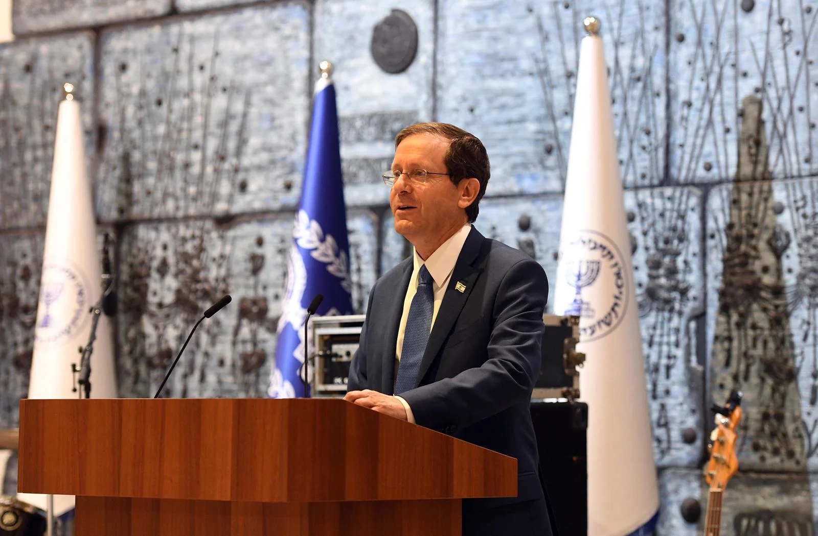 הנשיא יצחק הרצוג בטקס הענקת תעודות הצטיינות לעובדי המוסד