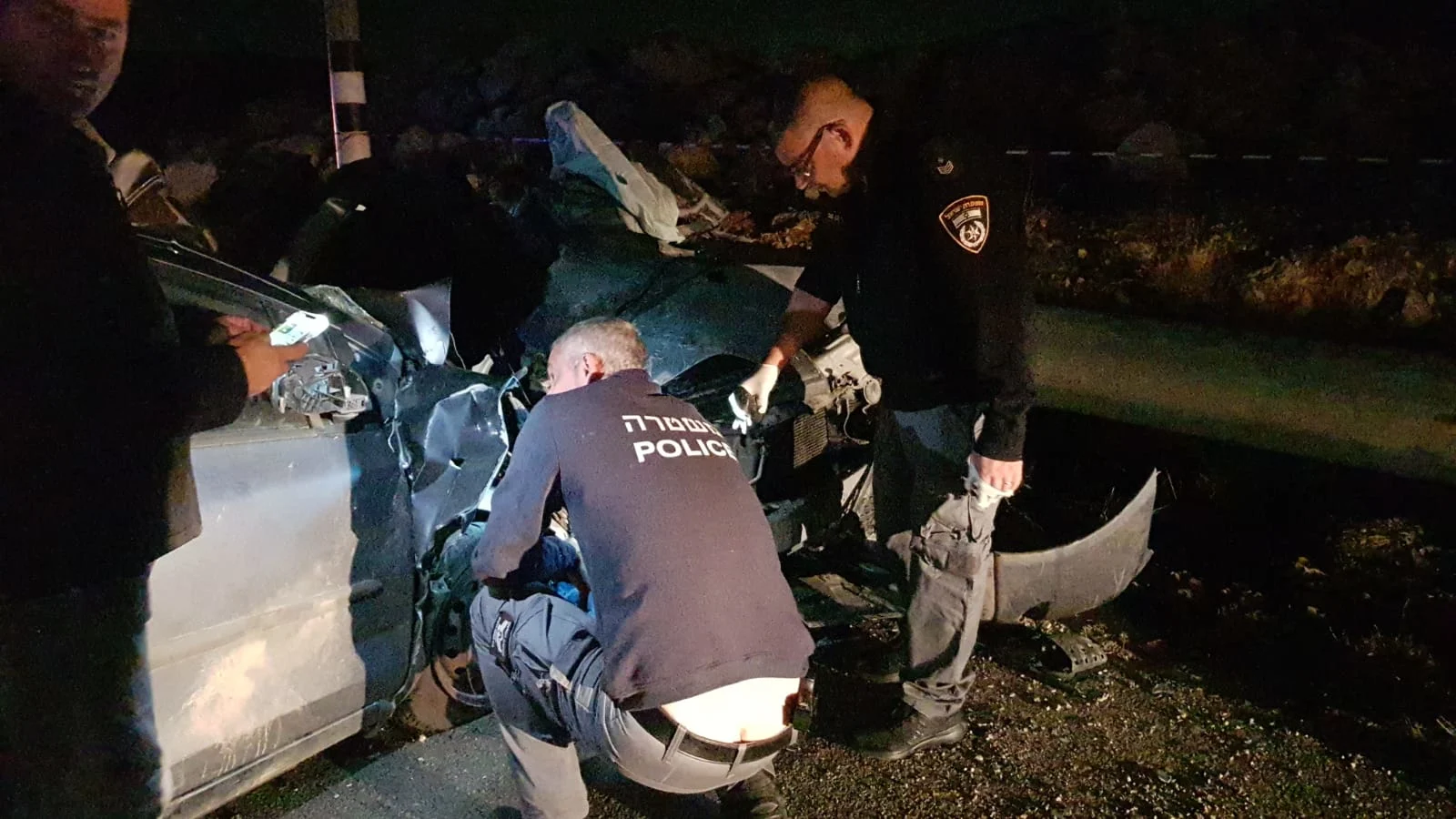 בוחני תאונות של המשטרה בזירה בכביש 465