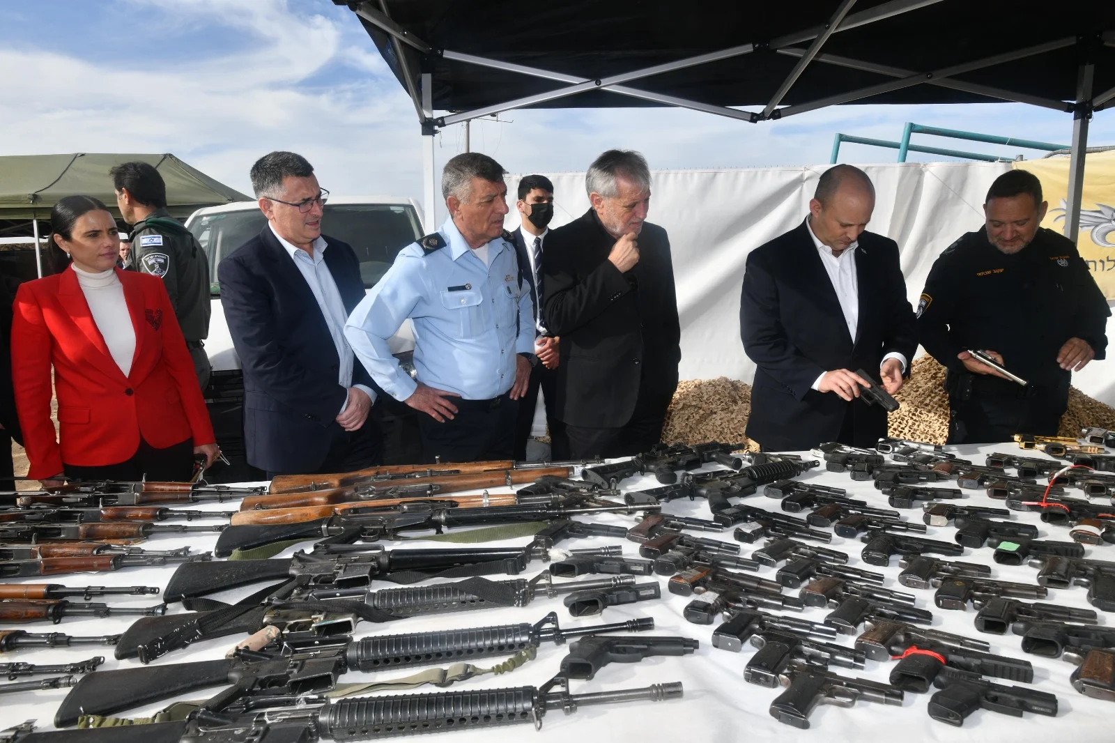 רה''מ נפתלי בנט, מיקי לוי, גדעון סער, איילת שקד והמפכ''ל קובי שבתאי בתצפית על רהט