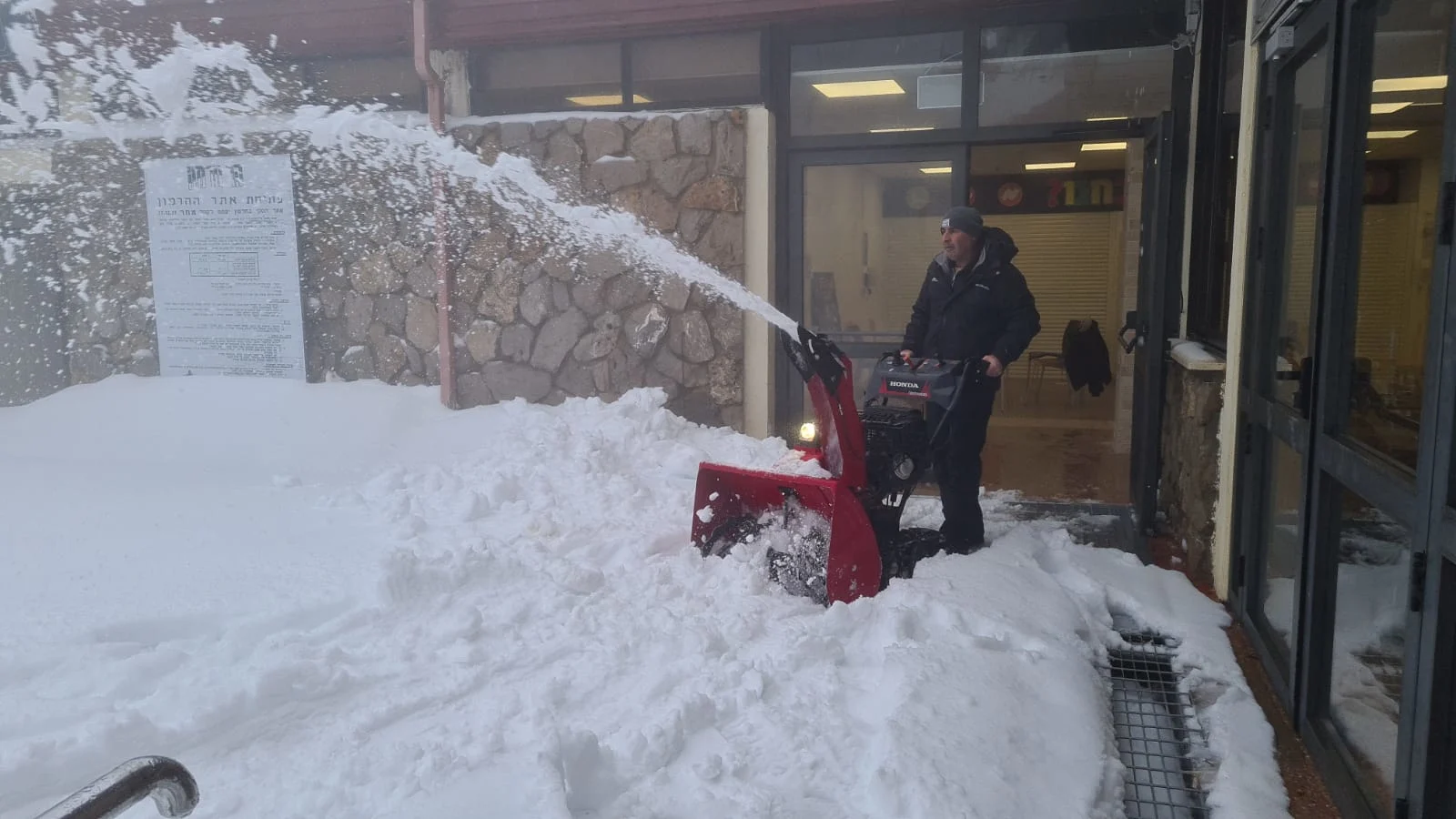 עבודות פינוי השלגים באתר החרמון